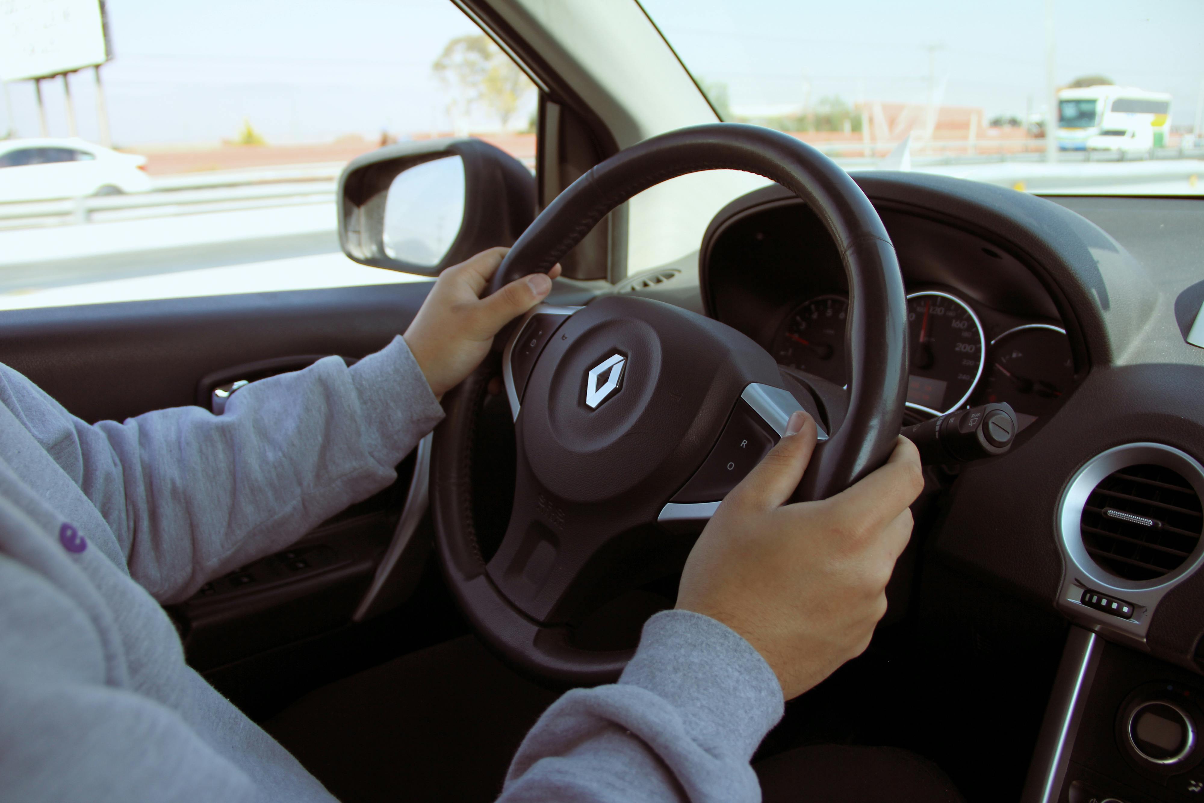 High-Performance in allen Lebenslagen: Renault Rafale und Powercleany Handstaubsauger